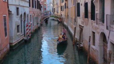 Venedik, İtalya - 19 Temmuz 2019: Venedik, İtalya 'da gondolcu ile gondolcu arasında dar bir kanal var. Uzaklaştırma efekti