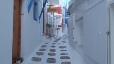 MYKONOS, GREECE - 29 Mayıs 2019: Yunanistan 'ın ünlü Mykonos Adası' ndaki Mykonos kasabasının geleneksel evleriyle birlikte resimli dar sokaklarda sabit kamera sistemiyle yürümek