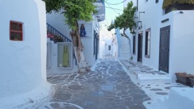 MYKONOS, GREECE - 29 Mayıs 2019: Yunanistan 'ın ünlü Mykonos Adası' ndaki Mykonos kasabasının geleneksel evleriyle birlikte resimli dar sokaklarda sabit kamera sistemiyle yürümek
