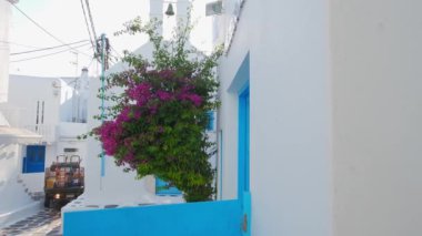 MYKONOS, GREECE - 29 Mayıs 2019: Yunanistan 'ın ünlü Mykonos Adası' ndaki Mykonos kasabasının geleneksel evleriyle birlikte resimli dar sokaklarda sabit kamera sistemiyle yürümek