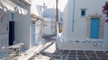 MYKONOS, GREECE - 29 Mayıs 2019: Yunanistan 'ın ünlü Mykonos Adası' ndaki Mykonos kasabasının geleneksel evleriyle birlikte resimli dar sokaklarda sabit kamera sistemiyle yürümek