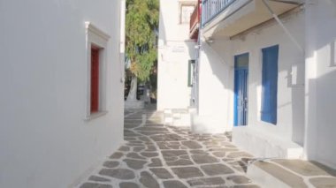 MYKONOS, GREECE - 29 Mayıs 2019: Yunanistan 'ın ünlü Mykonos Adası' ndaki Mykonos kasabasının geleneksel evleriyle birlikte resimli dar sokaklarda sabit kamera sistemiyle yürümek