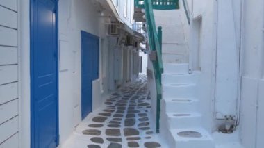 MYKONOS, GREECE - 29 Mayıs 2019: Yunanistan 'ın ünlü Mykonos Adası' ndaki Mykonos kasabasının geleneksel evleriyle birlikte resimli dar sokaklarda sabit kamera sistemiyle yürümek
