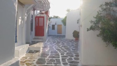 MYKONOS, GREECE - 29 Mayıs 2019: Yunanistan 'ın ünlü Mykonos Adası' ndaki Mykonos kasabasının geleneksel evleriyle birlikte resimli dar sokaklarda sabit kamera sistemiyle yürümek