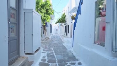 MYKONOS, GREECE - 29 Mayıs 2019: Yunanistan 'ın ünlü Mykonos Adası' ndaki Mykonos kasabasının geleneksel evleriyle birlikte resimli dar sokaklarda sabit kamera sistemiyle yürümek