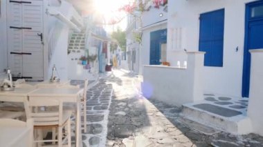 MYKONOS, GREECE - 29 Mayıs 2019: Yunanistan 'ın ünlü Mykonos Adası' ndaki Mykonos kasabasının geleneksel evleriyle birlikte resimli dar sokaklarda sabit kamera sistemiyle yürümek