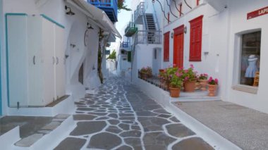 MYKONOS, GREECE - 29 Mayıs 2019: Yunanistan 'ın ünlü Mykonos Adası' ndaki Mykonos kasabasının geleneksel evleriyle birlikte resimli dar sokaklarda sabit kamera sistemiyle yürümek