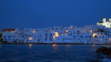 NAOUSA, GREECE - 27 Mayıs 2019: bir gecede Naousa kasabası manzarası. Paros, Kiklades adasında bulunan pitoresk bir köydür ve Geeece 'deki en popüler turizm merkezlerinden biridir.