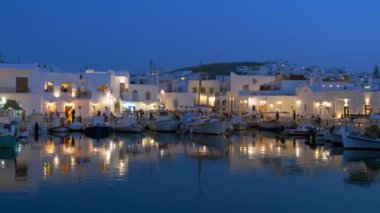 NAOUSA, GREECE - 27 Mayıs 2019: bir gecede Naousa kasabası manzarası. Paros, Kiklades adasında bulunan pitoresk bir köydür ve Geeece 'deki en popüler turizm merkezlerinden biridir.