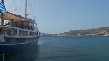 Chora, Yunanistan - 28 Mayıs 2019: Yunanistan 'ın Mykonos adasındaki Chora kasabasının limanına demirlemiş gemi yelkenlisi ve botlar