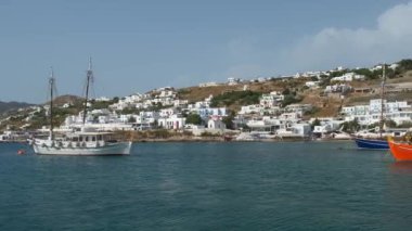 Chora, Yunanistan - 28 Mayıs 2019: Yunanistan 'ın Mykonos Adası' ndaki Chora kasabasının liman limanında demirlemiş tekneler