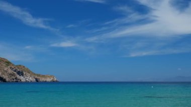 FIRAPOTAMOS, GREECE - 25 Mayıs 2019: Yunanistan 'ın Milos adasındaki Firapotamos plaj ve balıkçı köyünün tadını çıkaran insanlar. Yatay kamera tavası