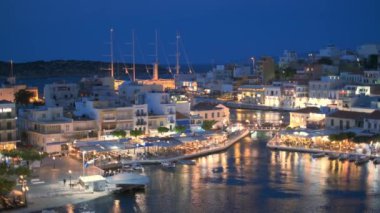 AGIOS NOKOLAOS, GREECE - 19 Mayıs 2019: Voulismeni Gölü üzerindeki güzel Agios Nikolaos kasabası. Girit adasının Lasithi bölgesi, Yunanistan. Yatay kameralı.