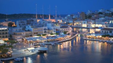 AGIOS NIKOLAOS, GREECE - 19 Mayıs 2019: Voulismeni Gölü üzerindeki güzel Agios Nikolaos kasabası. Girit adasının Lasithi bölgesi, Yunanistan. Yatay kameralı.