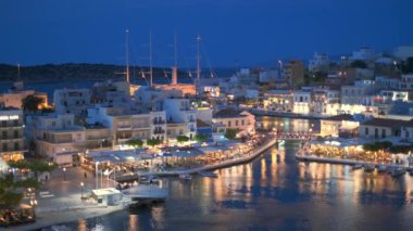 AGIOS NOKOLAOS, GREECE - 19 Mayıs 2019: Voulismeni Gölü üzerindeki güzel Agios Nikolaos kasabası. Girit adasının Lasithi bölgesi, Yunanistan. Yatay kameralı.