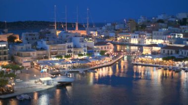 AGIOS NIKOLAOS, GREECE - 19 Mayıs 2019: Voulismeni Gölü üzerindeki güzel Agios Nikolaos kasabası. Girit adasının Lasithi bölgesi, Yunanistan. Yatay kameralı.
