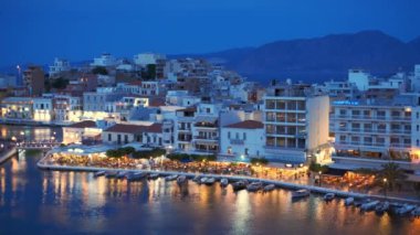 AGIOS NIKOLAOS, GREECE - 19 Mayıs 2019: Voulismeni Gölü üzerindeki güzel Agios Nikolaos kasabası. Girit adasının Lasithi bölgesi, Yunanistan. Yatay kameralı.