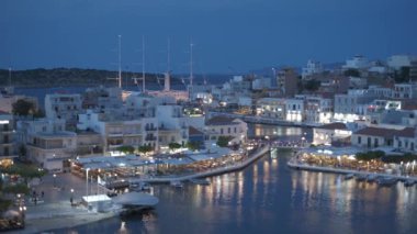 AGIOS NOKOLAOS, GREECE - 19 Mayıs 2019: Voulismeni Gölü üzerindeki güzel Agios Nikolaos kasabası. Girit adasının Lasithi bölgesi, Yunanistan. Yatay kameralı.