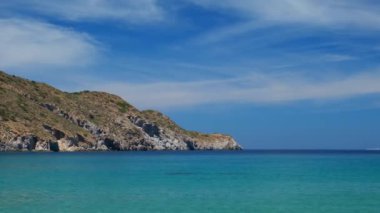 FIRAPOTAMOS, GREECE - 25 Mayıs 2019: Yunanistan 'ın Milos adasındaki Firapotamos plaj ve balıkçı köyünün tadını çıkaran insanlar. Yatay kamera tavası