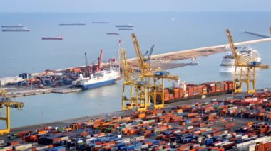 BARCELONA, SPAIN - 17 Nisan 2019: Barcelona liman terminalinde nakliye konteynırları ve yolcu gemisinin geçişi ile birlikte boşalan geminin havadan görüntüsü. Yatay kamera tavası