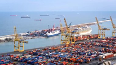 BARCELONA, SPAIN - 17 Nisan 2019: Barcelona liman terminalinde nakliye konteynırları ve yolcu gemisinin geçişi ile birlikte boşalan geminin havadan görüntüsü. Yatay kamera tavası