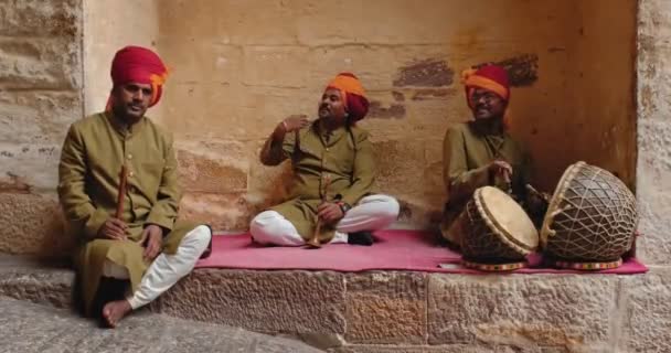 Jodhpur Índia Novembro 2019 Músicos Tocando Cantando Canções Músicas Tradicionais — Vídeo de Stock