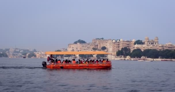 印度乌代普尔 2019年11月11日 皮科拉湖 Lake Pichola 的旅游船 以拉杰普特建筑为背景 拉贾斯坦邦是印度最受欢迎的旅游胜地 — 图库视频影像