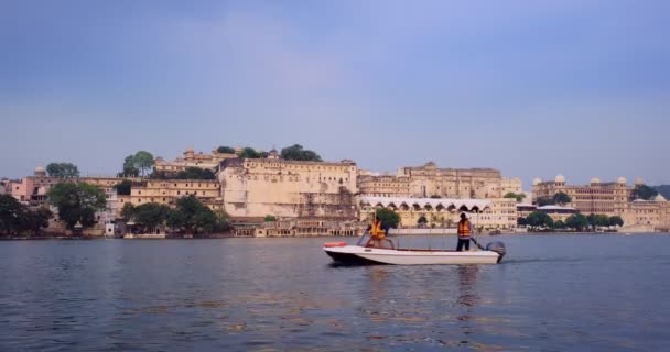 Udaipur India Noviembre 2019 Barco Turístico Lago Pichola Con Palacio — Vídeos de Stock