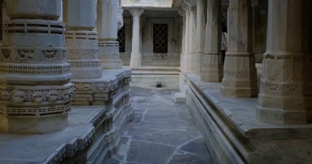 2019年11月12日 Ranakpur Rajasthan India 被分离的游客不可缺少Ranakpur Jain Temple或Chaturmukha Dharana Vihara 神圣不可侵犯宗教场所的大理石雕刻品 — 图库视频影像