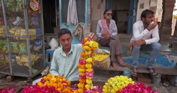 プシュカル インド 11月7 2019 インドの花のベンダーは 花市場でプシュカルの通りに宗教目的のために花を販売しています プシュカルラジャスタンインド — ストック動画