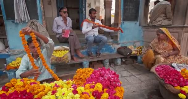 Pushkar India November 2019 Indian Flower Vendor Selling Flowers Religious — Vídeo de stock