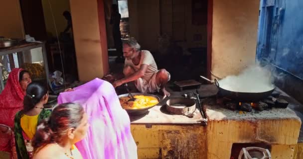 Pushkar Índia Novembro 2019 Mulher Comprando Comida Rua Cozinheiro Cozinhando — Vídeo de Stock
