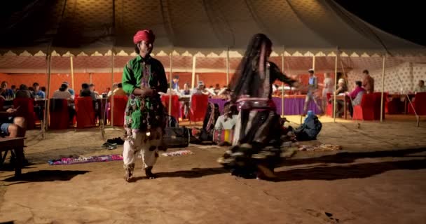 2019年5月5日 インドのカルベリアダンサー 民間ミュージシャンと伝統的な部族カルベリアダンサーのダンス インド ラジャスターン州ウディプール — ストック動画