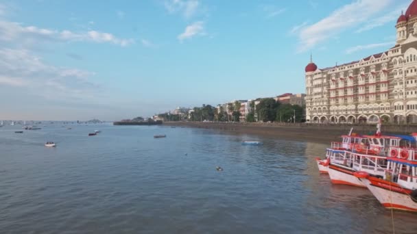 Mumbai Índia Outubro 2019 Barcos Turísticos Frente Famoso Taj Hotel — Vídeo de Stock