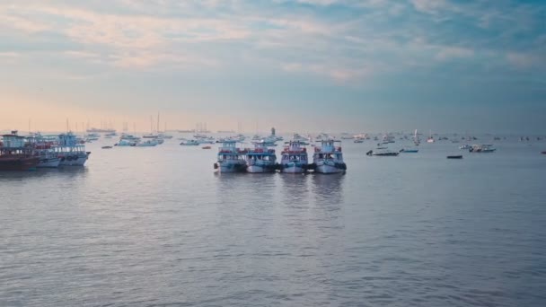 印度孟买 2019年10月31日 在印度马哈拉施特拉邦孟买日出时的海上观光船 背景为海船 水平摄像盘 — 图库视频影像