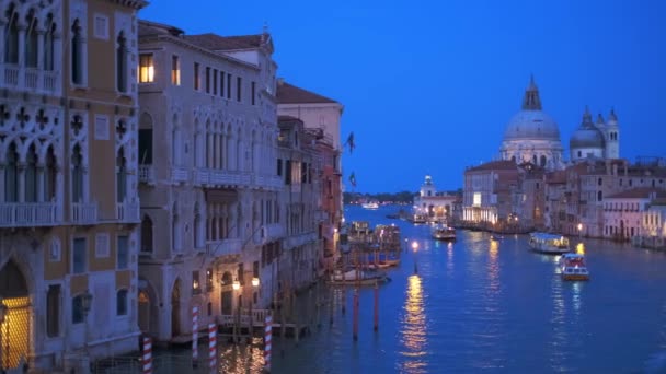 イタリア ヴェネツィア 2019 ポンテデルアカデミア橋から夕方にボートとサンタ マリア デッラ サルート教会を持つヴェネツィア グランド運河の眺め ヴェネツィア イタリア — ストック動画