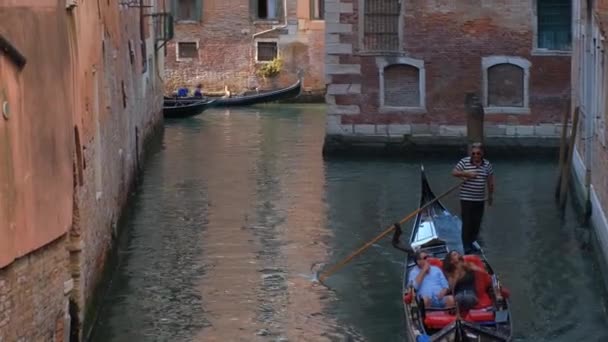 Venecia Italia Julio 2019 Estrecho Canal Entre Coloridas Casas Antiguas — Vídeos de Stock