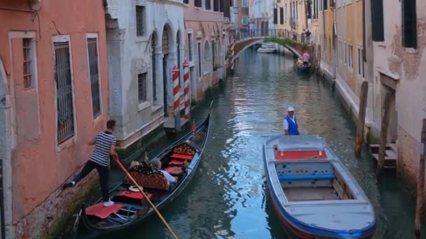 Venice Italy July 2019 Narrow Canal Colorful Old Houses Gondola — Stock Video