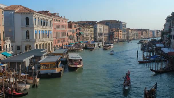 Venice Itálie Června 2018 Grand Canal Loďkami Vaporettem Gondolami Při — Stock video