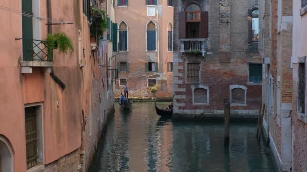 Venice Itálie Června 2019 Úzký Průplav Mezi Barevnými Starými Domy — Stock video