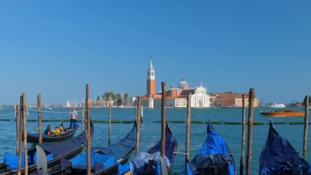 Venice Itália Junho 2018 Gôndolas Ancoradas Gondolas Lagoa Veneza Pela — Vídeo de Stock