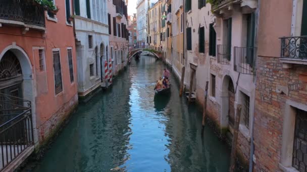 Venice Itália Julho 2019 Canal Estreito Entre Casas Antigas Coloridas — Vídeo de Stock