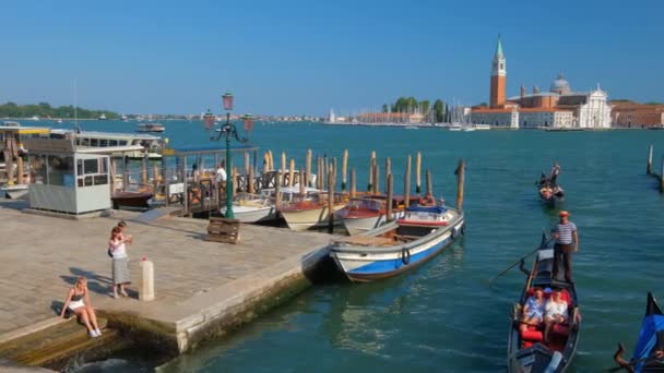 Venice Italië Juni 2018 Gondelaars Met Toeristen Gondels Lagune Van — Stockvideo