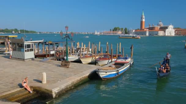 Вениция Италия Июня 2018 Года Гондольеры Туристами Гондоле Лагуне Венеции — стоковое видео