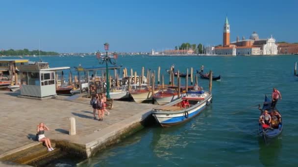 Venice Włochy Lipiec 2019 Gondolier Klientami Gondoli Lagunie Weneckiej Przy — Wideo stockowe
