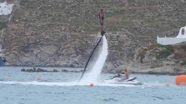 Mykonos Greece Maio 2019 Homem Voando Flyboarding Flyboard Dispositivo Hidroiluminação — Vídeo de Stock