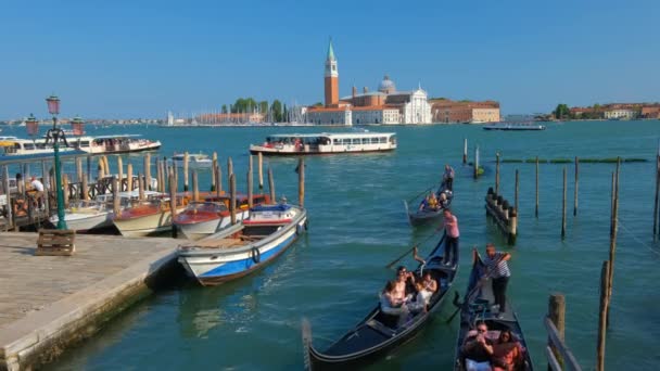 Venice Itália Julho 2019 Gondoleiro Com Turistas Clientes Gôndola Lagoa — Vídeo de Stock