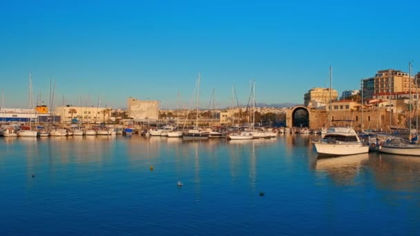 Heraklion Griechenland Mai 2019 Heraklion Stadt Und Festgemachte Fischerboote Insel — Stockvideo