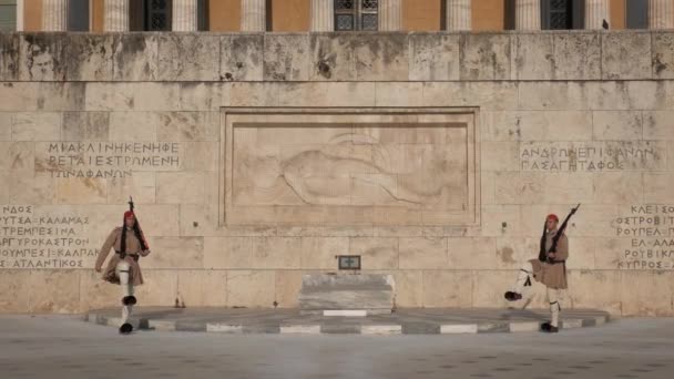 ギリシャ アテネ 2017年11月1日 ギリシャ シンタグマ広場 アテネ ギリシャの隣にある未知の兵士の記念碑の前に大統領警備員エバゾンの変更 — ストック動画