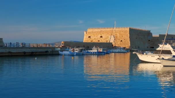 赫拉克利斯 2019年5月18日 希腊克里特岛赫拉克利斯的威尼斯人城堡和停泊的渔船 水平摄像盘 — 图库视频影像